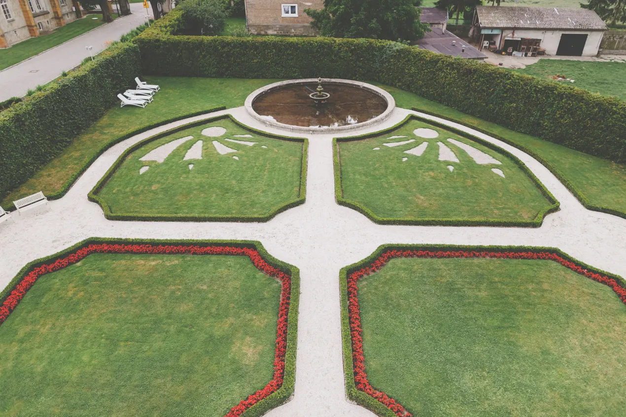 Zieleń i zabytkowy park wokół Pałacu Brunów