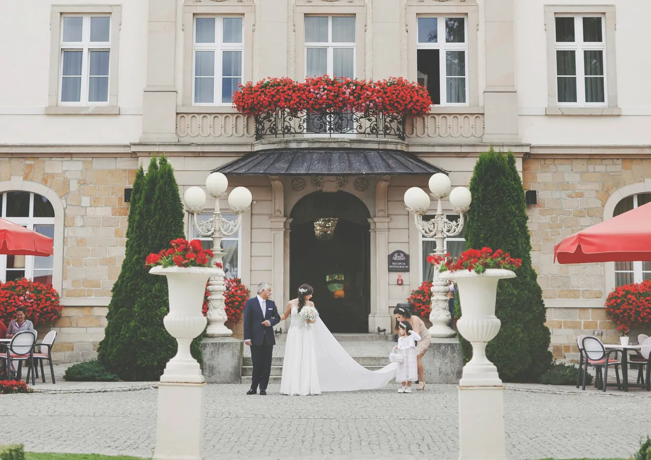 Ślub w plenerze w ogrodzie Pałacu Brunów